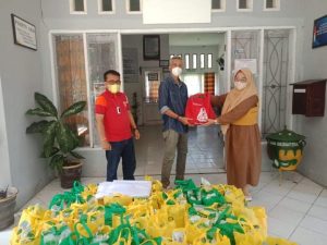 Bantu Warga Isoman, Pemkab Parigi Moutong Serahkan Paket Sembako Kepada Relawan Songulara