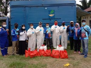 Selain Bagi Sembako,Tagana dan Karang Taruna Parigi Moutong Kerjasama Penyemprotan Disinfektan
