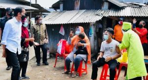 Presiden Joko Widodo Meninjau Vaksinasi di Kampung Nelayan