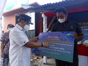 Wabup Badrun Nggai dan Bank Indonesia Serahkan Bantuan Kepada Petani Desa Suli Indah