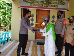Kapolres Parigi Moutong Berikan Bantuan Rumah Kepada Imam Masjd As Syamsa Walqamar