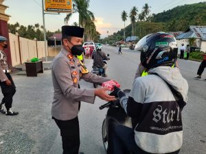 Kapolres Parigi Moutong Bagi Takjil Untuk Pegendara