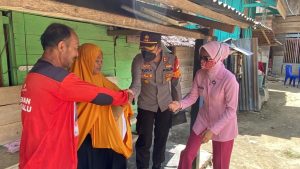 Bhayangkari Peduli, Kapolres Parigi Moutong Bantu Lansia di Desa Lemusa dan Gangga