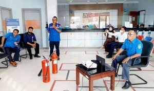 Damkar Sosialisasikan Penggunaan APAR di Kantor BRI Cabang Parigi