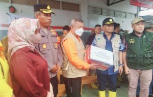 Gubernur Sulteng Serahkan Bansos Kepada Korban Banjir Bandang Torue