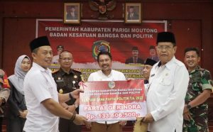 Wabup Serahkan Bantuan Dana Hibah Kepada Partai Politik