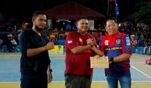 Faisan Badja Dampingi Ketum KONI Sulteng Serahkan Bantuan Pembinaan Bola Voli di Purwosari