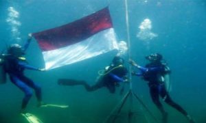 Sambut HUT RI Ke-77, Pemda Parigi Moutong Gelar Upacara Bendera Dalam Air