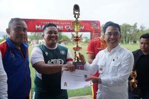 Bupati Sigi Serahkan Piala Kepada Pemenang Turnamen Madani Cup IV 2022