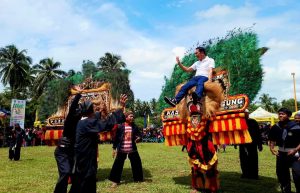 Hadiri HUT Desa Kayu Agung Ke-43, Bupati Sigi Dapat Sambutan Meriah