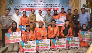 Penyerahan Bonus Porprov, Bupati: Semua Cabor Tingkatkan kemampuan Atlit Anak Daerah