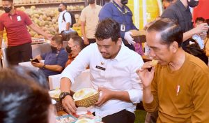 Nikmati Malam di Medan, Presiden Jokowi Makan Durian Bersama Pemred