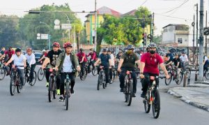 Sambil Bersepeda, Presiden Jokowi Cek Penataan Kota Medan