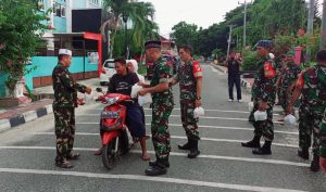 TNI AD Kodim 1306 Berbagi Takjil Jelang Buka Puasa
