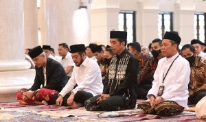 Presiden Jokowi dan Ibu Iriana Salat Idulfitri di Masjid Sheikh Zayed