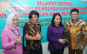 Menteri PPPA dan Ketua LPAI RI Kunjungi Korban Asusila di RSUD Undata