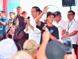 Presiden Jokowi Serahkan Bantuan Pangan di Kabupaten Maros