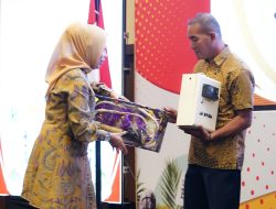 Kepala BRIDA Sulteng Serahkan Bantuan Alat Pemanggil Ikan Pada Kegiatan Musrenbang RKPD 2025