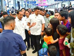 Presiden Jokowi Tinjau Arus Mudik Lebaran di Stasiun Pasar Senen