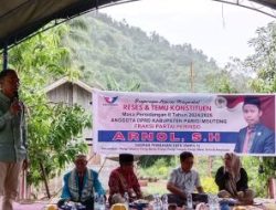 Arnol Tampung Aspirasi Warga Matolele Saat Reses Mengenai Jalan Rusak