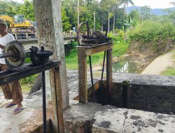 Penjaga Bendungan Menantang “Raksasa Besi” di Sigenti Barat