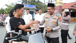 Kapolres Parigi Moutong, AKBP DR Hendrawan AN S.IK MH, Bagikan Takjil Kepada Pengendara yang Lewat di Depan Mako Polres Parigi Moutong - Foto : Humas Polres Parigi Moutong