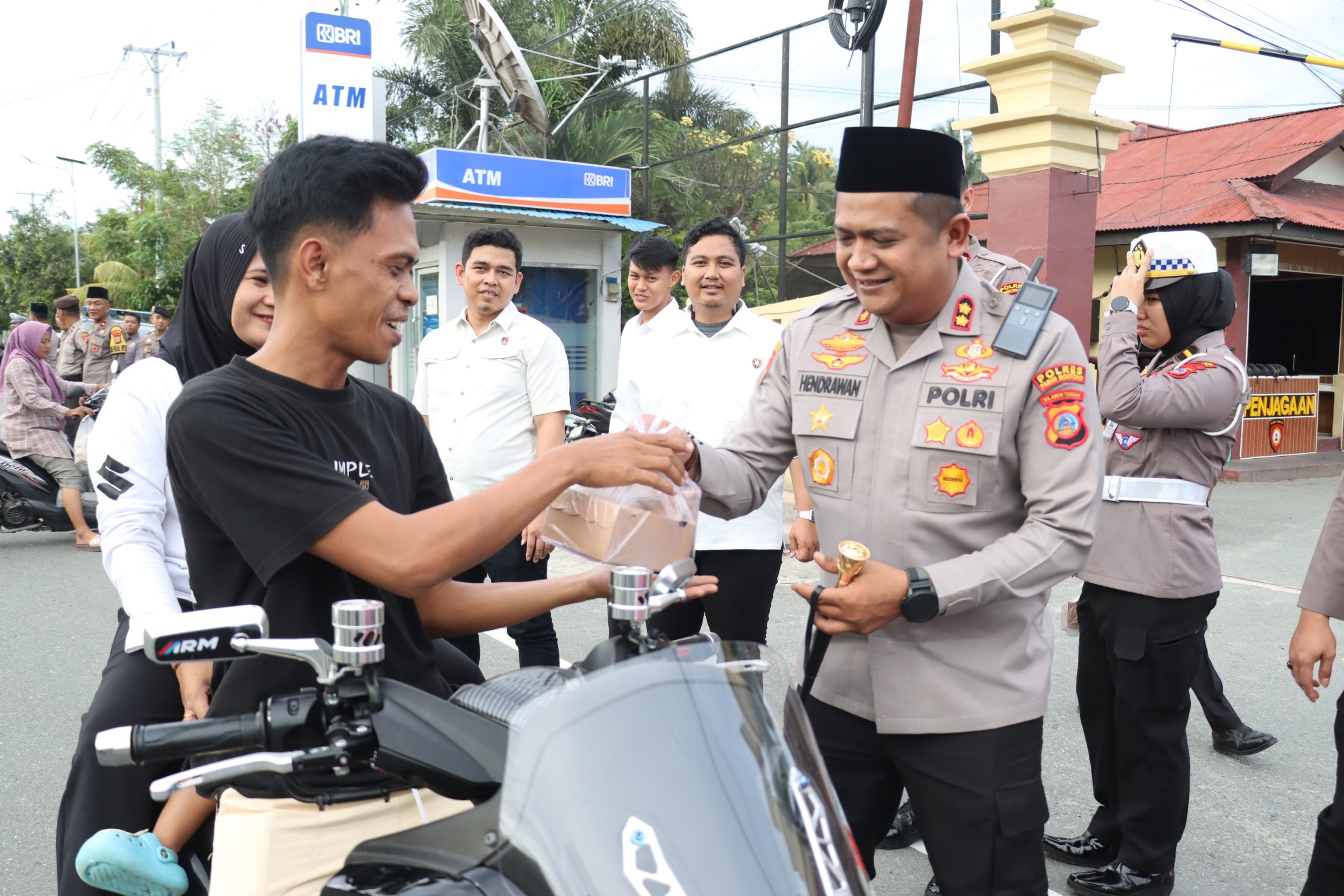 Kapolres Parigi Moutong, AKBP DR Hendrawan AN S.IK MH, Bagikan Takjil Kepada Pengendara yang Lewat di Depan Mako Polres Parigi Moutong - Foto : Humas Polres Parigi Moutong