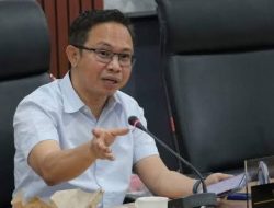 Mawar Kritik yang Tak Boleh Berduri : Tentang Kursi Empuk yang Alergi Kata-Kata