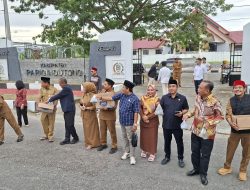 Pimpinan dan Anggota DPRD Parigi Moutong Berbagi Takjil Untuk Warga