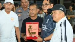 Bupati Erwin Burase Terima Penghargaan Tokoh Penggerak Futsal Daerah Saat Gelar Futsal Antar Pelajar