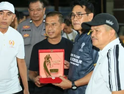 Bupati Erwin Burase Terima Penghargaan Tokoh Penggerak Futsal Daerah Saat Gelar Futsal Antar Pelajar
