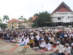 Khidmat dan Penuh Kebersamaan, Bupati Erwin Burase Salat Iduladha 1447 H bersama Warga Parigi Moutong