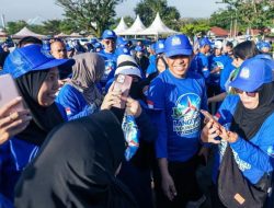 Peringati HUT ke-25 Demokrat, Ribuan Warga Morowali Padati Gerakan Langit Biru di Pantai Matano