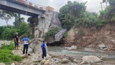 Saat Pasir Dikeruk, Jembatan Baliara Meratap Menunggu Ambruk