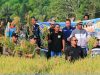 Erwin Burase Menuai Padi dari Sawah yang Baru Dicetak